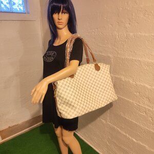 NWOT White Gray Checkered Zipper XL Duffle Travel Bag Tan Top Handle Weekender